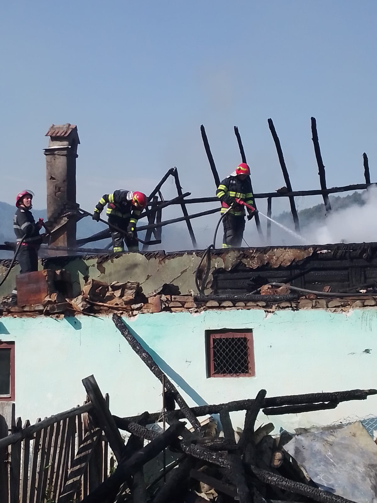 27_09_2021 incendiu in localitatea Brezoi (4)