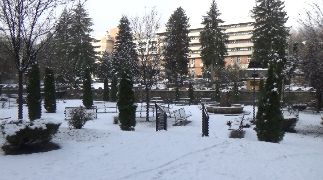 Avertizare meteo pentru Baile Olanesti: zapada a provocat probleme cu curentul electric.