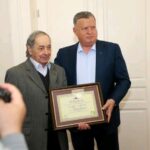 Fotbalistul de legendă Florin Cheran a primit de la primarul Mircia Gutău însemnele oficiale ale titlului de Cetățean de Onoare al Municipiului