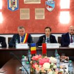 Ambasadorul Chinei a fost primit cu pâine și sare la Primăria Râmnicului. E.S. Chen Feng: „Județul Vâlcea este foarte frumos, cu vitalitate, resurse bogate și mă aștept la o colaborare cât mai bună”. Primarul Mircia Gutău: „Apreciez tenacitatea și seriozitatea poporului chinez”